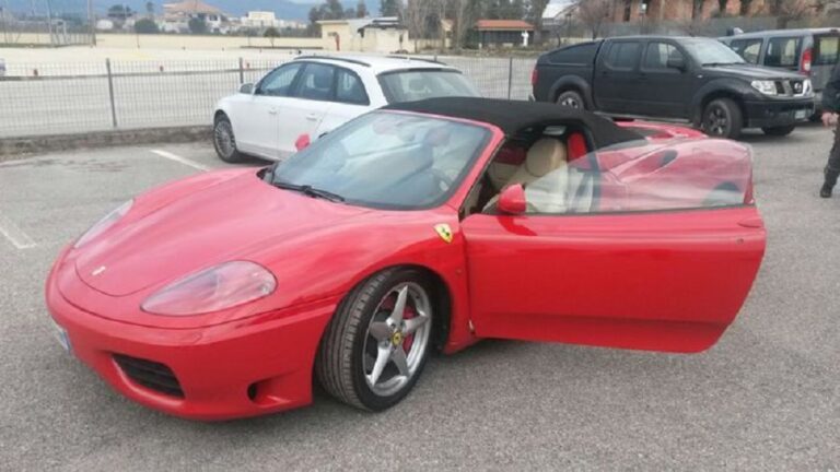 Viaggia in Ferrari, ma prende il reddito cittadinanza