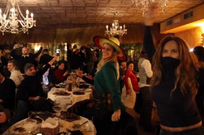 Cenano e ballano a ristorante violando le regole: identificate 90 persone