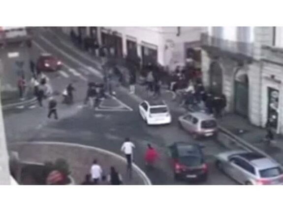 Maxi rissa a Gallarate: in 100 armati di bastoni e catene. Il video