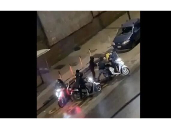 Gianni, il rider rapinato a Napoli racconta la brutta esperienza vissuta