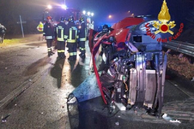 Schianto frontale tra due auto: morto un ragazzo di 24 anni, due feriti