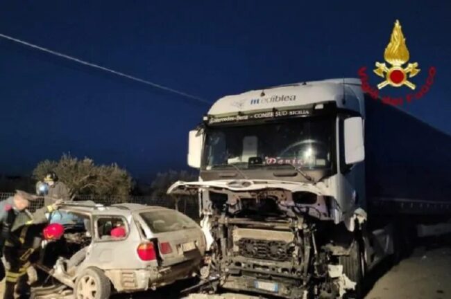 Auto contro un camion: morti tre braccianti che tornavano a casa dal lavoro