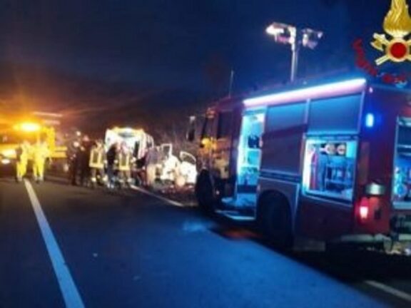 Finiscono fuori strada con l’auto: muore ragazza di 19 anni