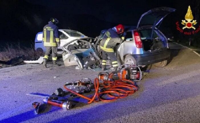 Schianto frontale tra un’auto e un furgone: veicoli distrutti, muore 43enne