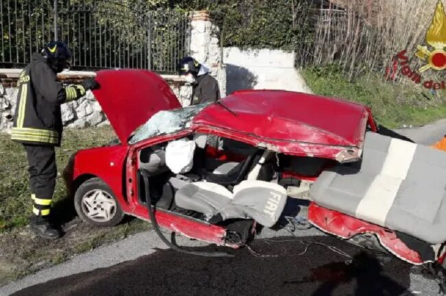 Tremendo incidente tra due auto, una si disintegra: gravissimi i conducenti
