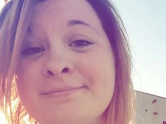 Travolta da un’auto mentre attraversa la strada: Lucia muore a 25 anni