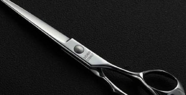 Mamma uccide neonato pugnalandolo 22 volte con le forbici