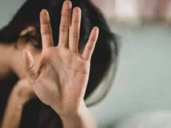 Messina: si spaccia per operaio, violenta la giovane e la fotografa