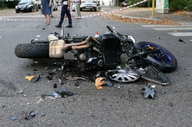 Giovane 30enne cade con la moto e si schianta contro un’auto: è morto