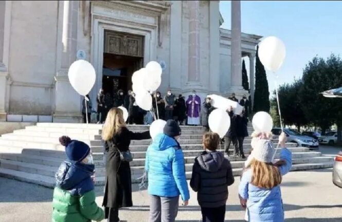 Palloncini bianchi alle esequie di Pietro, il bimbo che si è impiccato