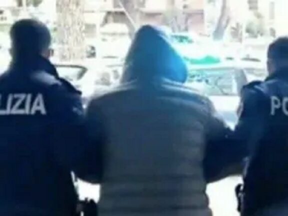 Massacra di botte il padre anziano e gli rompe le costole