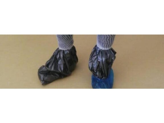 Puglia: buste della spazzatura ai piedi degli operatori sanitari