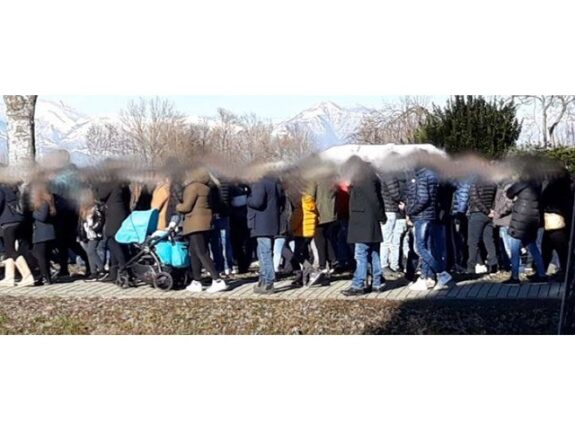 Ressa al funerale sinti ma nessuno si azzarda ad intervenire