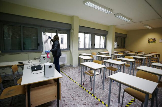 Campania, De Luca ai presidi: Didattica mista per gli studenti, in classe il 50%