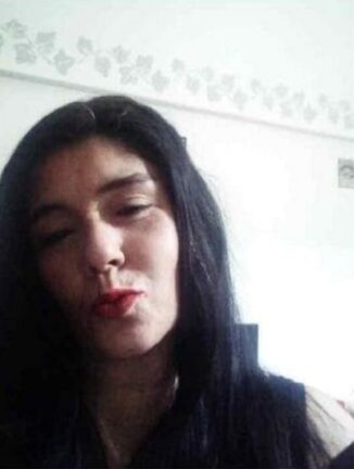 Aggredita e uccisa a martellate in casa, arrestati padre e figlio