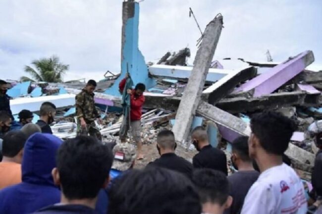 Terremoto in Indonesia, crollati hotel e ospedale: almeno 34 i morti