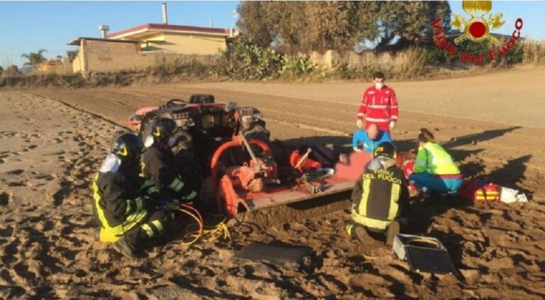 Muore a 55 anni impigliato con le gambe nella fresa del trattore