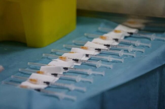 Vaccino Covid, Campania consegne dimezzate. Allarme per il richiamo