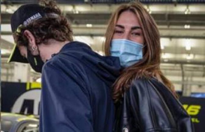 “Mi stai toccando lì”, “Cretino”: botta e risposta tra Rossi e la fidanzata