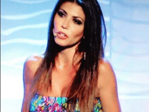 Flora Canto senza freni: “lo dico a tua moglie”