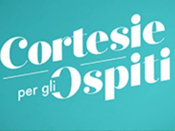 Cortesie per gli ospiti, la caduta in diretta spiazza i giudici