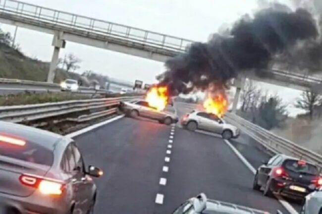 Inferno dopo l’assalto a due portavalori: auto in fiamme e pioggia di proiettili