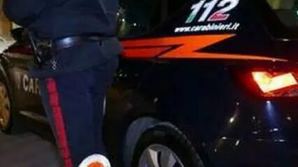 Tenta un furto in villa, muore dissanguato durante la fuga: caccia ai complici nell’Aretino