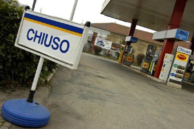 Morto schiacciato al distributore benzina: caccia al pirata che lo ha investito