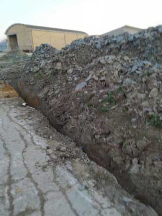 Cede parete scavo durante posa tubi fognatura, muore operaio