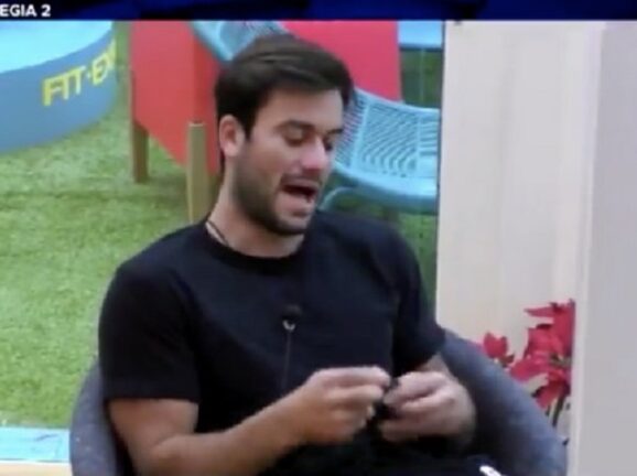 Urla fuori dalla casa contro Pretelli, c’entra la Gregoraci: “Vergognati”