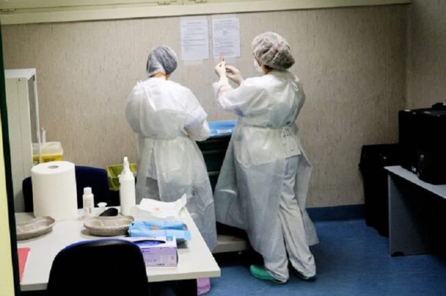 Genova, 15 infermieri no al vaccino: ora sono positivi al Covid. Licenziati?