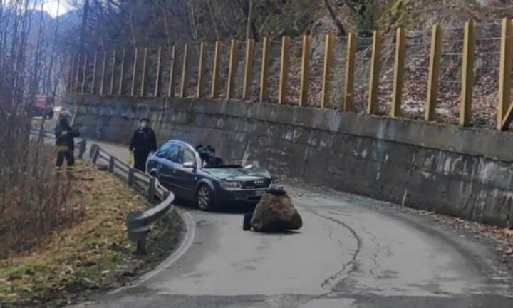 Valtellina: grosso masso travolge auto, morto il conducente