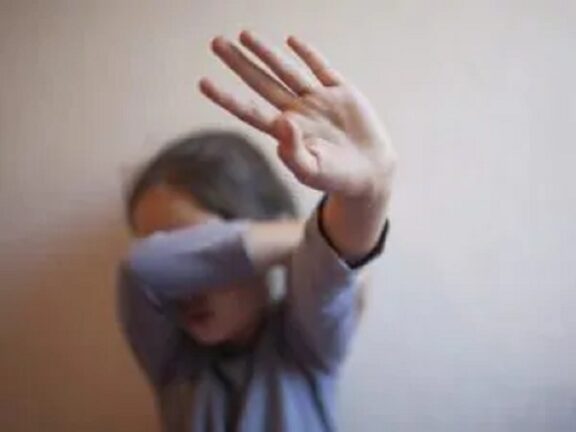 Abusi sessuali sulle figlie da quando avevano 5 anni: arrestato