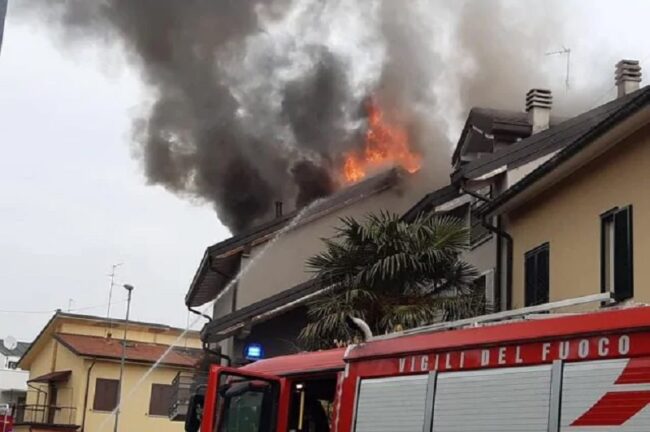 Incendio in appartamento: proprietario scappa in pigiama e poi scompare