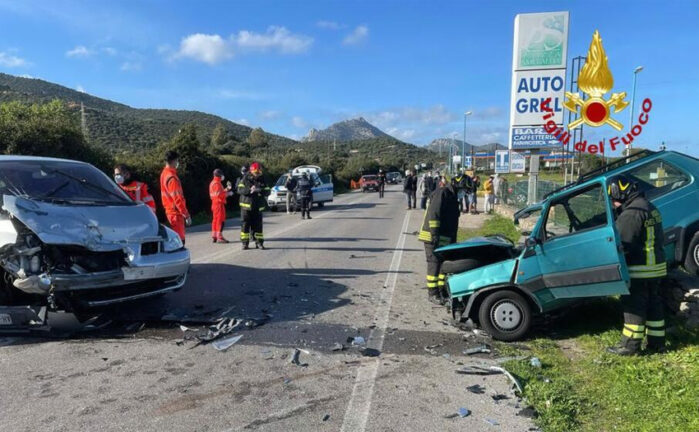 Tragico impatto frontale fra due auto: due morti sul colpo