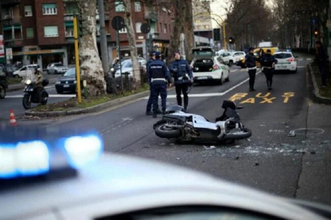 Moto si scontra contro un’automobile: morto un ragazzo di 22 anni