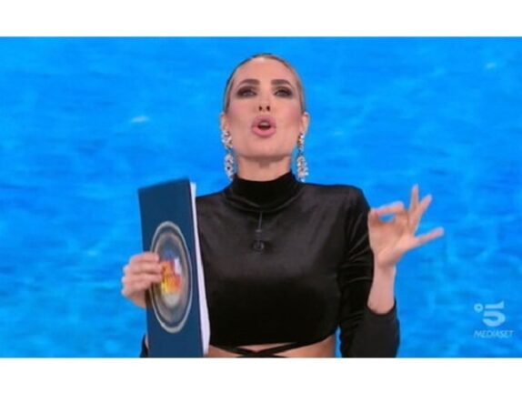 Isola dei Famosi, Ilary Blasi e produzione nella bufera, rivolta social