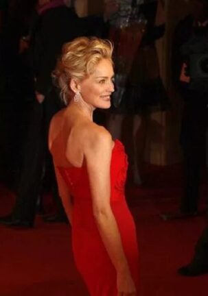 Sharon Stone denuncia: “Un produttore mi chiese di fare sesso sul set”