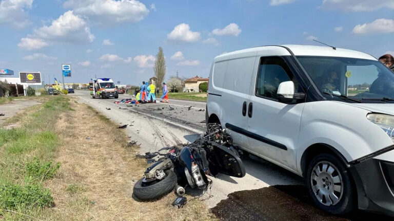 Tenta sorpasso in scooter: muore travolto da un furgone