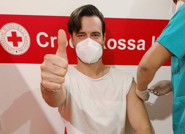 Il compagno della Boschi si vaccina e il web insorge: “Così giovane?”