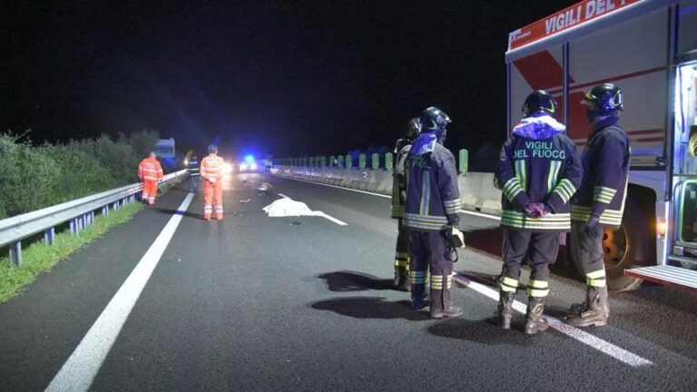 Urtato, cade dalla moto, finisce sull’asfalto e è ucciso da un’altra vettura