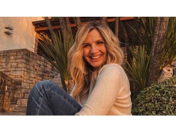 Lorella Cuccarini si allena all’aria aperta: così si tiene in forma a 55 anni