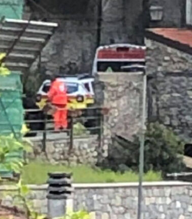 Anziano uccide la moglie e il cane tagliandogli la gola