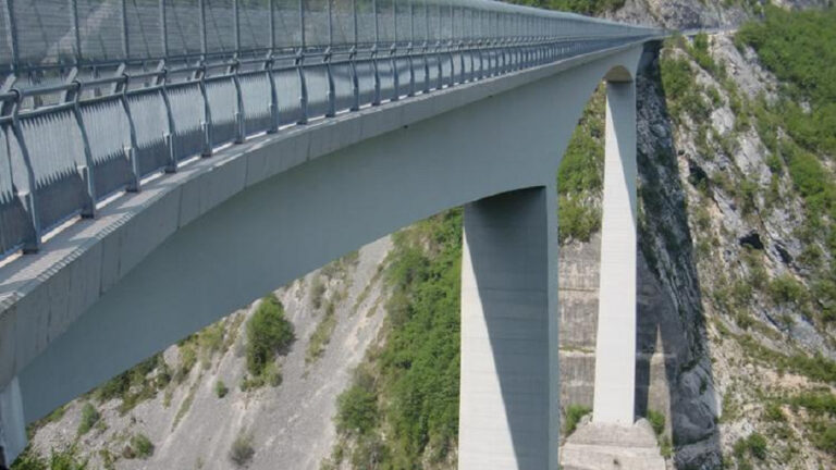 Si lancia nel vuoto dal ponte: muore ragazza di 20 anni