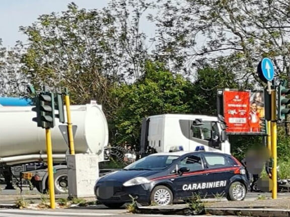 Scooter si schianta contro un’autocisterna: morto un uomo di 52 anni
