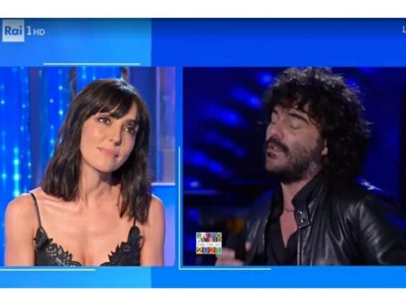 Ambra Angiolini parla di Renga e fa emozionare Mara Venier