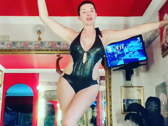 Alba Parietti su Instagram: Rosiconi patetici, e sono anche senza trucco!