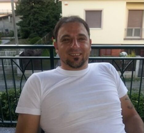 In moto con un amico, muore colpito da un cavo del telefono