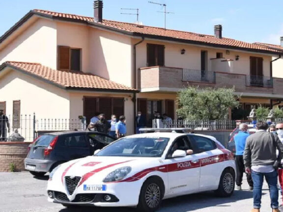 Donna di 51 anni uccisa a coltellate in casa: fermato il marito