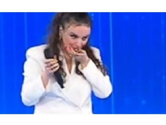 Arisa brutto gesto in diretta tv, Maria è senza parole: “Sputa”